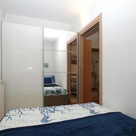 House Kristina 2087 풀라